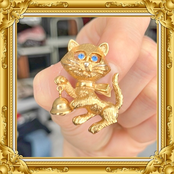 💕Beautiful Vintage Gold Tone Avon Kitty Pin with Bell💕 - Picture 2 of 4